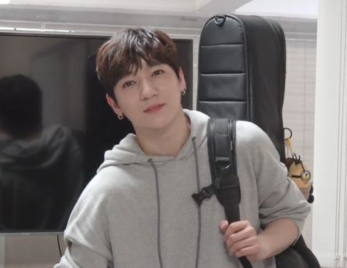 day6nigang's tweet photo. parang yung tropa mong crush mo lang na sinusundo ka sa harap ng org room niyo kasi tapos na band prac nila tas gusto niya sabay kayo umuwi eno https://t.co/TxA9v6kxlT