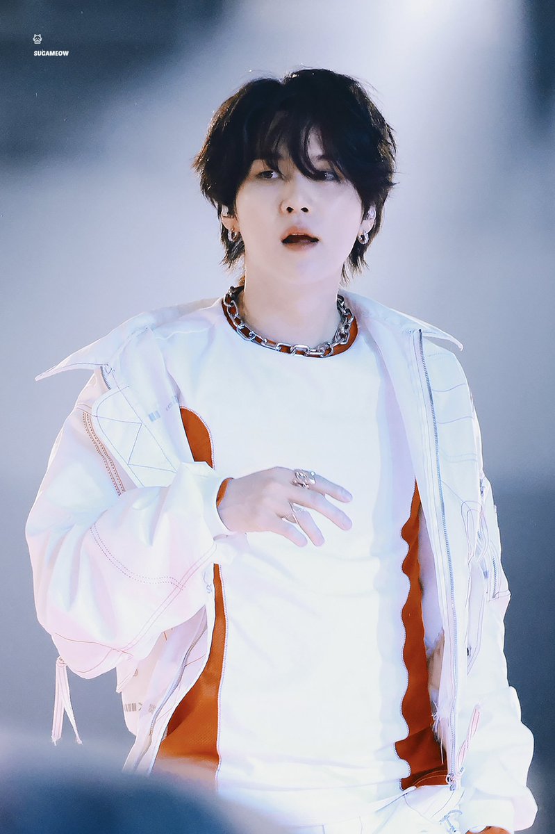 sugadooll's tweet photo. this yoongi look https://t.co/CSwaq9j5EI