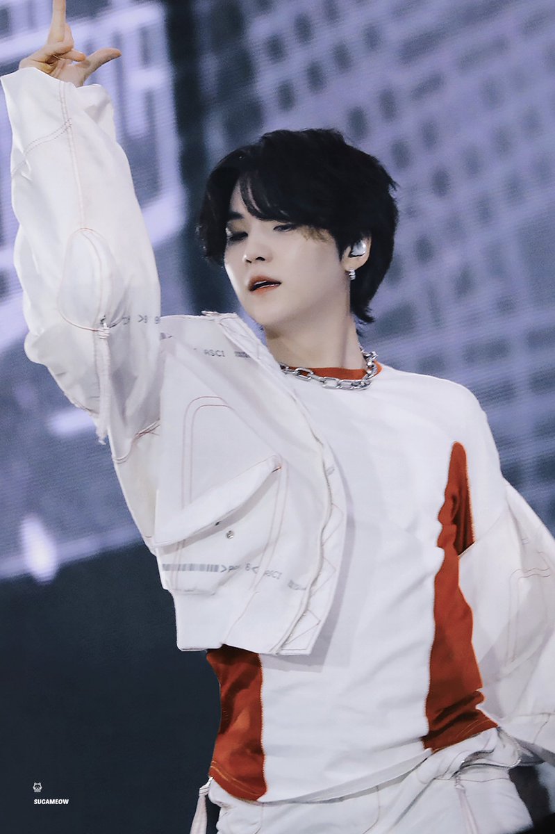 sugadooll's tweet photo. this yoongi look https://t.co/CSwaq9j5EI