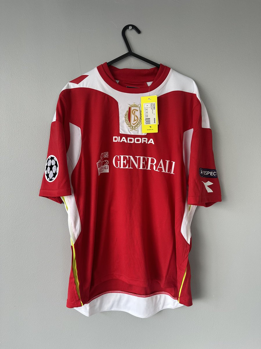 jmatipfanclub's tweet photo. Vinted’s the best website ever like what the hell do you mean I bought a brand new Standard Liege 09/10 home shirt with Axel Witsel on the back https://t.co/J0W4v1vsNA