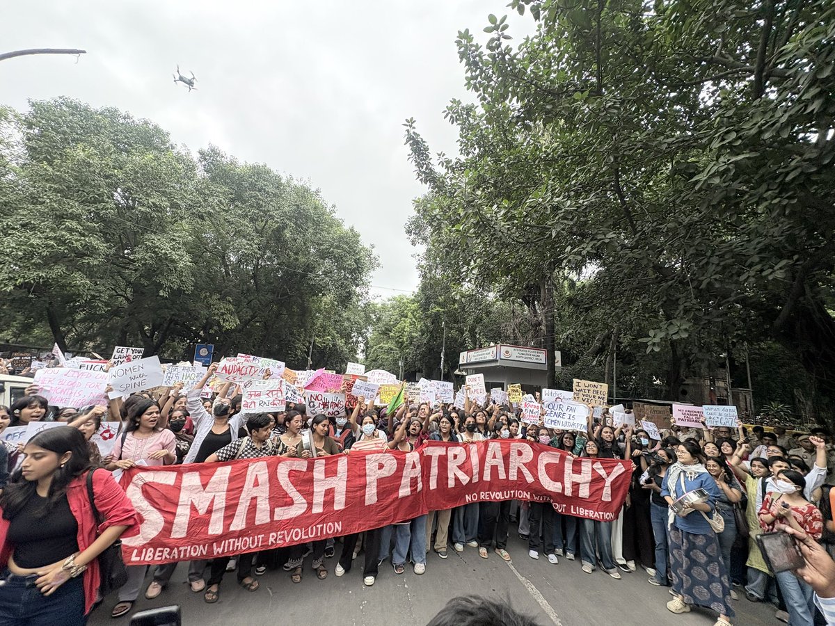 nikitychan's tweet photo. Women stand for other women 😭 https://t.co/btiY2nzM8a