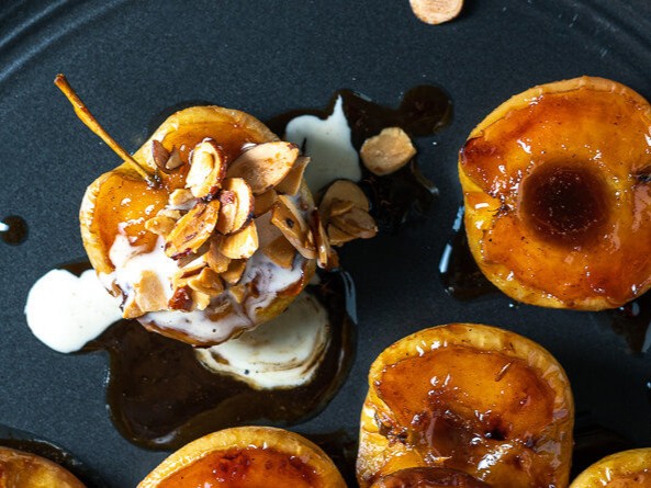 RockitAppleUSA's tweet photo. Cozy, caramelized, and full of fall flavor. 🍎🍁

Rockit™ Apples are baked in a rich caramel sauce, then topped with maple cinnamon cream and crunchy candied almonds for a dessert that’s almost too good to share. ✨

Save this recipe for your next cozy night in! 🍂 https://t.co/OWhabDrRoN
