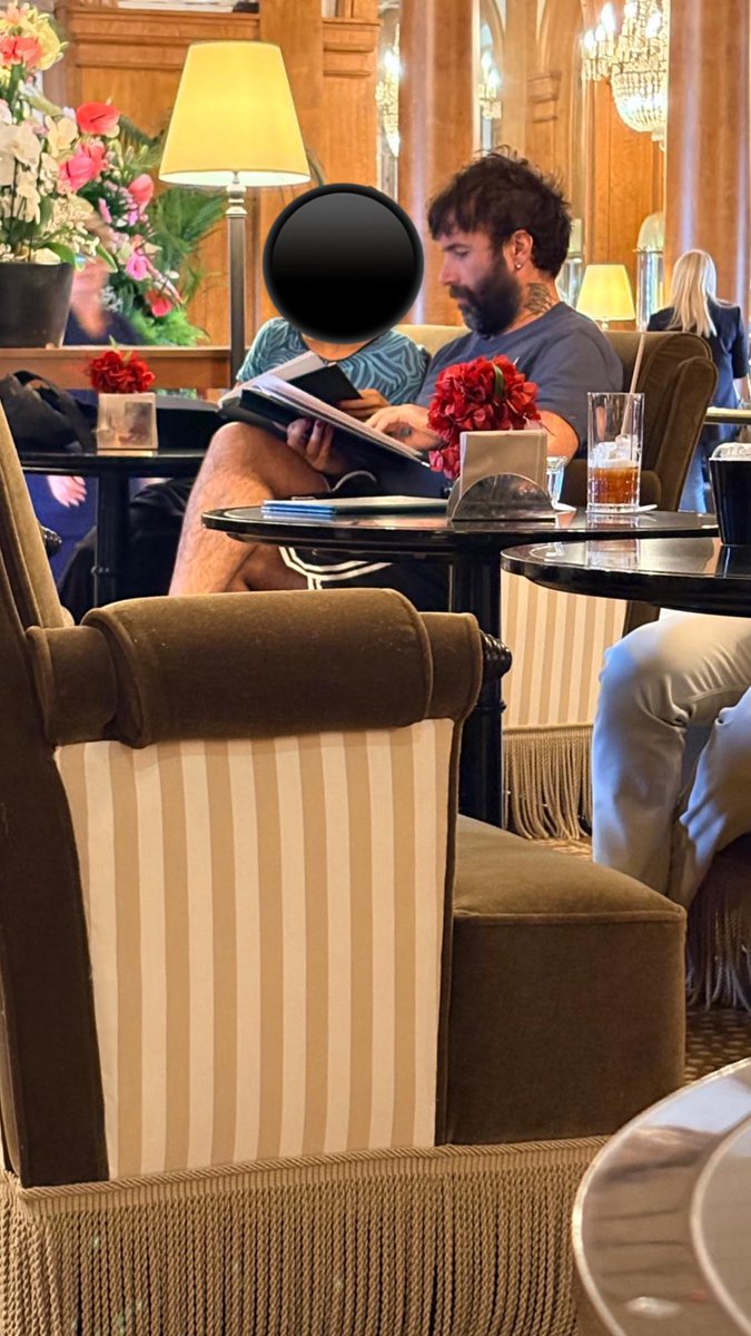 leditodemadar's tweet photo. LA LUTTE DES CLASSES, VERSION 5 ÉTOILES 

Aymeric Lompret, chroniqueur chez Radio Nova, photographié le week-end dernier au Normandy, hôtel 5 étoiles de Deauville.

Pas très insoumis, tout ça 😜