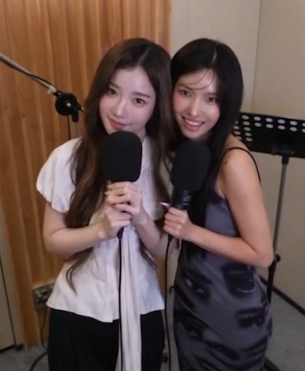 kimyooyeonfeed's tweet photo. So insanely proud of all the different contents that Yooyeon has been doing lately~

She did her first music show MC, is doing more vocal content and singing lessons, and did her 1st live radio broadcast ♡

She's truly branching out and working so hard 🥹 https://t.co/hVPipswC4n