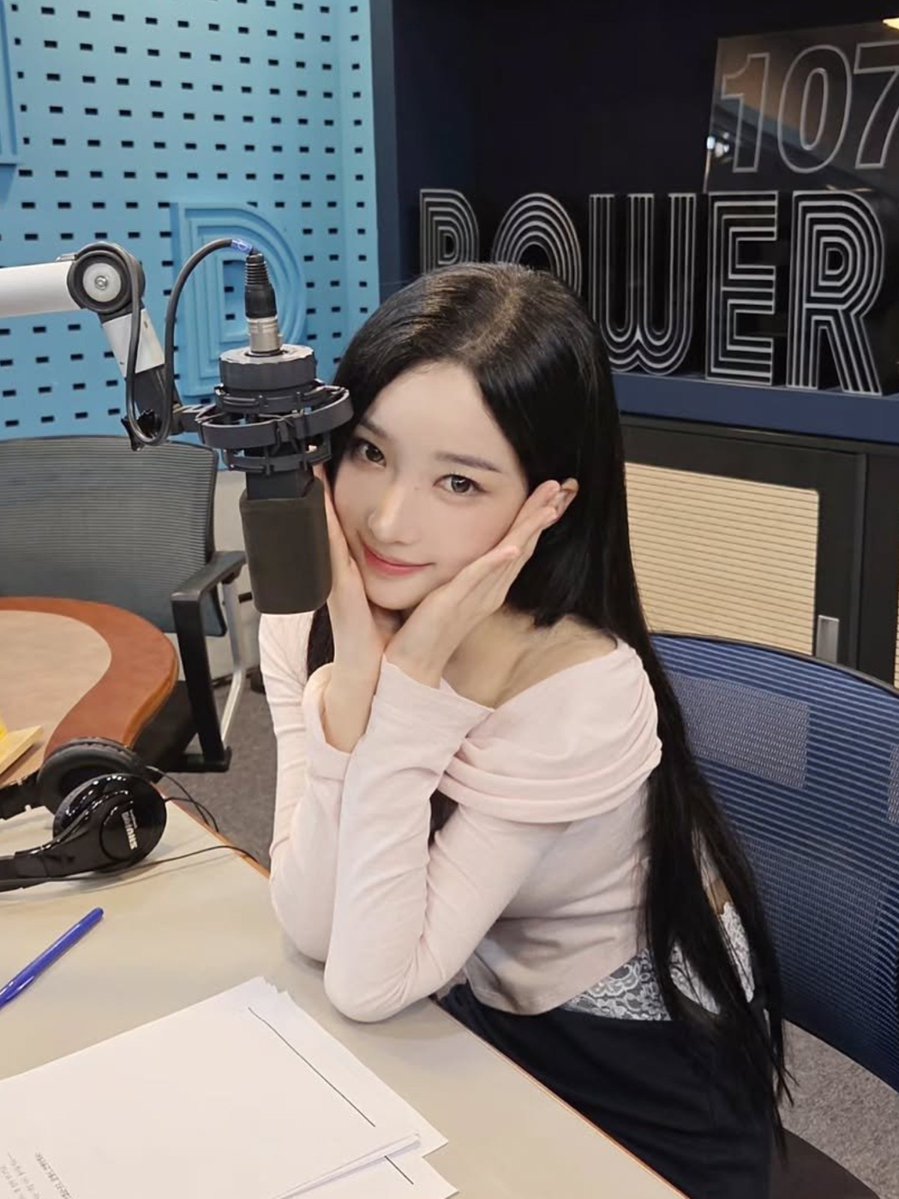 kimyooyeonfeed's tweet photo. So insanely proud of all the different contents that Yooyeon has been doing lately~

She did her first music show MC, is doing more vocal content and singing lessons, and did her 1st live radio broadcast ♡

She's truly branching out and working so hard 🥹 https://t.co/hVPipswC4n