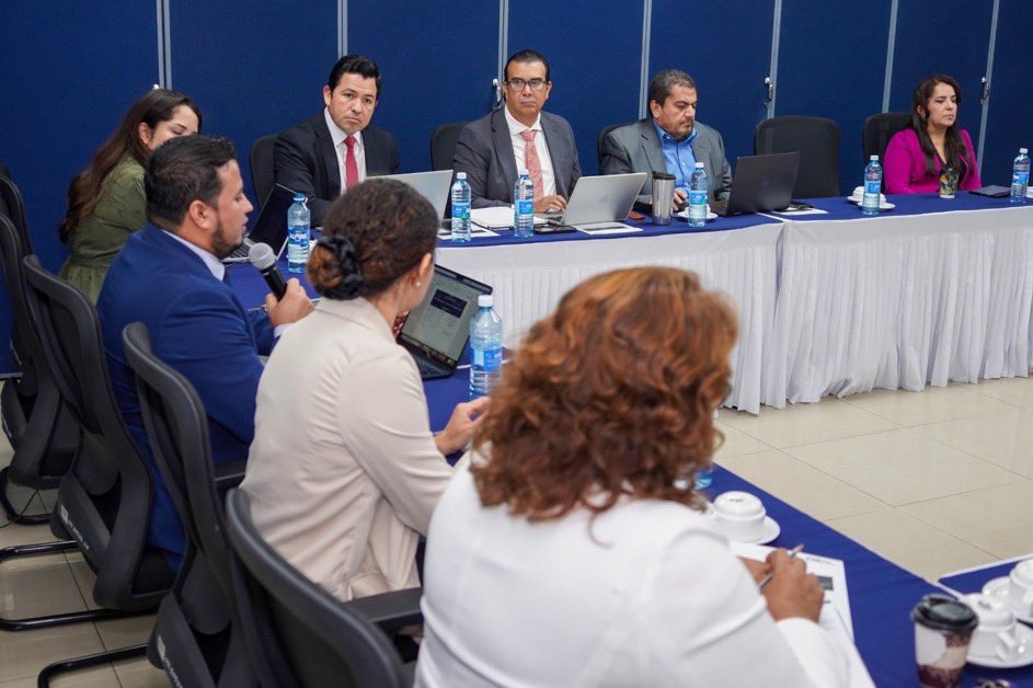 ArdonCandy's tweet photo. El ministro de Trabajo, @RolandoCastroSv, continúa ampliando el diálogo para la Modernización del Tiempo del Trabajo.

Incorporando las perspectivas de distintos sectores.

Cada aporte suma a una propuesta que busca responder a los nuevos desafíos del mundo laboral.

Dialogar hoy para construir las mejores condiciones laborales del mañana.