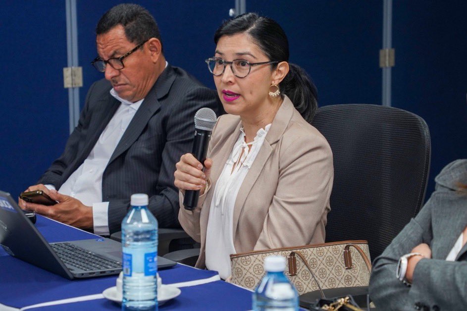 ArdonCandy's tweet photo. El ministro de Trabajo, @RolandoCastroSv, continúa ampliando el diálogo para la Modernización del Tiempo del Trabajo.

Incorporando las perspectivas de distintos sectores.

Cada aporte suma a una propuesta que busca responder a los nuevos desafíos del mundo laboral.

Dialogar hoy para construir las mejores condiciones laborales del mañana.