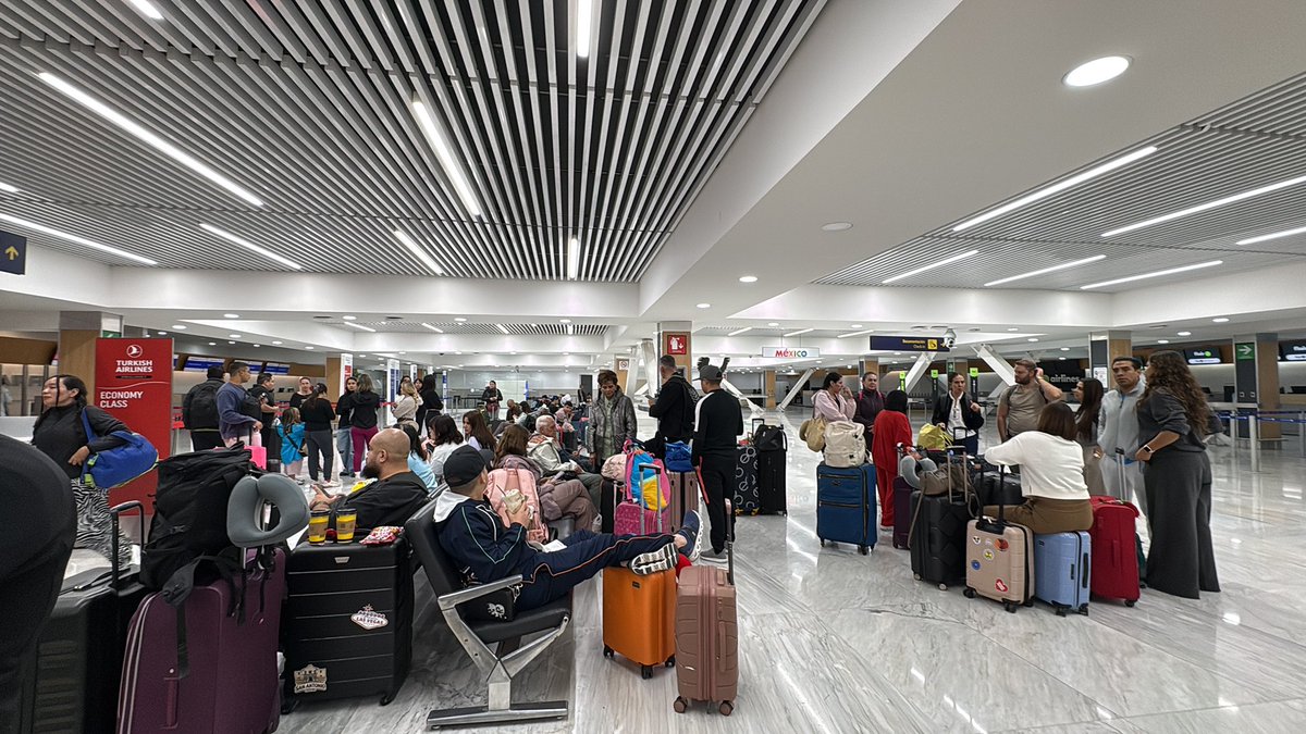 samara_calderon's tweet photo. Somos más de 60 personas, esperando que nos aprueben la visa para poder viajar a Tailandia, todos somos mexicanos, la mayoría aplicamos para la visa a principios del mes y nada, estamos esperando respuesta de la embajada. 
#Tailandia        Plss RT 
#aeropuerto   
#megatravel https://t.co/XhunsRSbHo