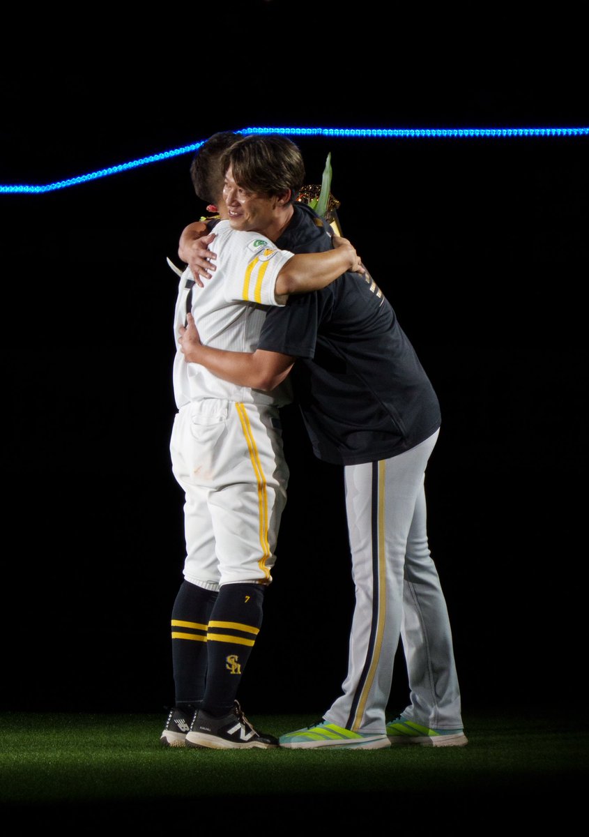 hawkstaruver_go's tweet photo. 同期入団の2人
寂しくなるね

Date:2026.09.27

#sbhawks #中村晃 #Bs2026 #岩嵜翔 https://t.co/Ono98inHvS