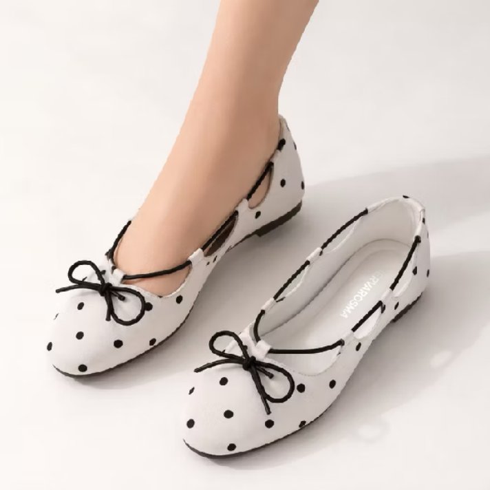 spillshopevd's tweet photo. PLEASEE, flatshoes polkadot + pita hitam secute ini under 100k??😭🎀🖤

Motif polkadotnya gemas, ditambah pita hitam yang bikin look-nya jadi lebih manis tapi tetap elegan ✨

Tipe sepatu yang sekali lihat langsung mikir:
“ini kayaknya harus punya…” 😭🥿
https://t.co/gB7p4C4lFO https://t.co/GIO1zltUH7