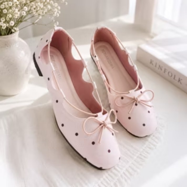 spillshopevd's tweet photo. PLEASEE, flatshoes polkadot + pita hitam secute ini under 100k??😭🎀🖤

Motif polkadotnya gemas, ditambah pita hitam yang bikin look-nya jadi lebih manis tapi tetap elegan ✨

Tipe sepatu yang sekali lihat langsung mikir:
“ini kayaknya harus punya…” 😭🥿
https://t.co/gB7p4C4lFO https://t.co/GIO1zltUH7