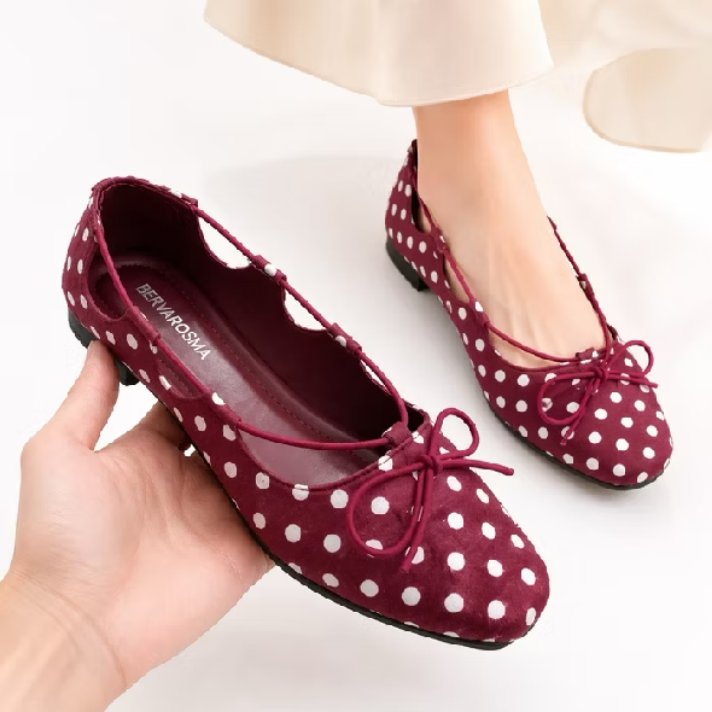 spillshopevd's tweet photo. PLEASEE, flatshoes polkadot + pita hitam secute ini under 100k??😭🎀🖤

Motif polkadotnya gemas, ditambah pita hitam yang bikin look-nya jadi lebih manis tapi tetap elegan ✨

Tipe sepatu yang sekali lihat langsung mikir:
“ini kayaknya harus punya…” 😭🥿
https://t.co/gB7p4C4lFO https://t.co/GIO1zltUH7