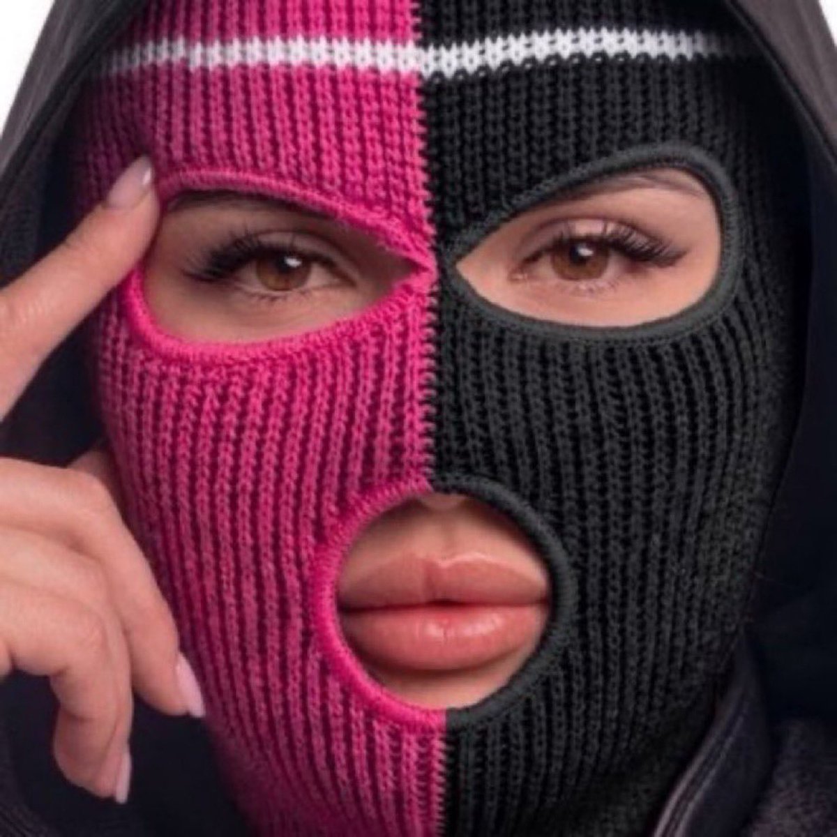 ittina9's tweet photo. ياخي صدق والله 
ليش تناقشون واحد مثل ذا 
ملحد ما يؤمن بوجود الله أصلا كيف تناقشه و تجيب له ادله و احاديث

يعني حتى يوم واحد يجيب له ادله و احاديث يتهرب و يعطيه سؤال خارج الموضوع و يقوله رد عليه و يترك الموضوع الاساسي 

المشكلة هو و البنات اللي معاه بموضوع منع النقاب كلهم مب سعوديات و من خارج السعودية 

والله انكم أعطيتوه اكبر من حجمه 
اسحبو عليه و صدقوني ماعد بتشوفونه يفتح سبيسات
