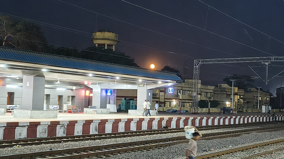 AgamPandey19's tweet photo. @indianrailway__ @RailMinIndia @AshwiniVaishnaw I would like to thank Indian Railways for the beautiful design of the Gauriganj railway station. For the first time since the onset of COVID-19, I truly enjoyed the journey, with the train arriving and departing right on schedule. https://t.co/lIuMnSxapO