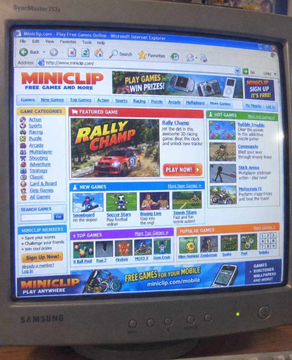 NostalgiaGMG's tweet photo. 💙 The golden age of the internet! Windows XP, MSN Messenger, MySpace, Miniclip &amp; Yahoo Mail. 📷 Those were the days! Who else misses the 2000s? 📷📷  #WindowsXP #RetroGaming #MSNMessenger #GoodOldDays https://t.co/mt0sZIKs2C