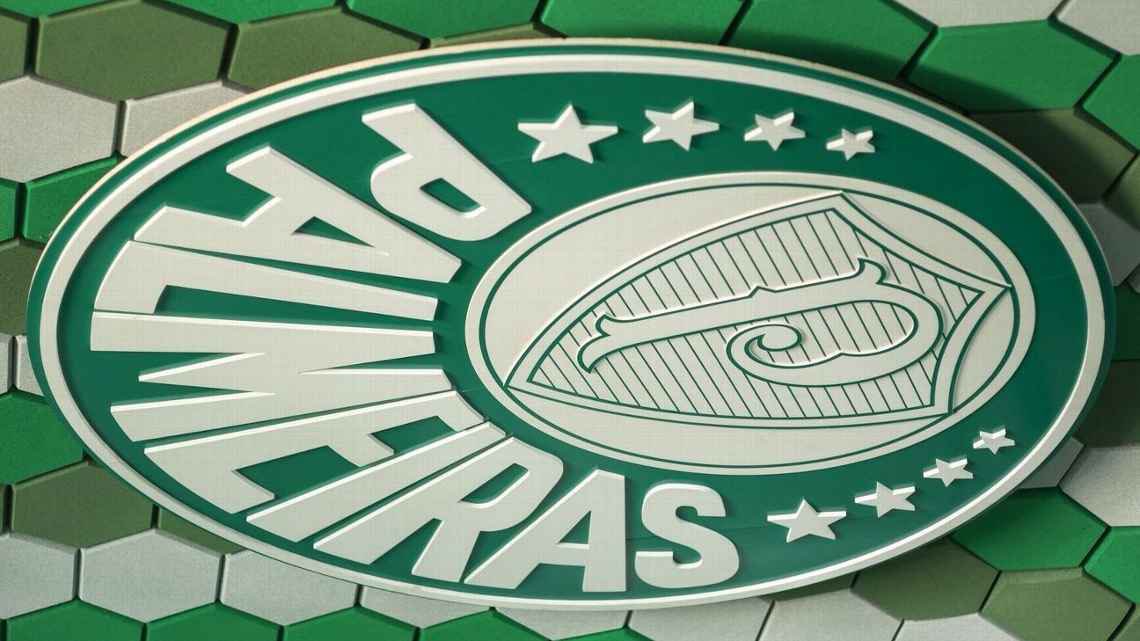 futebol_info's tweet photo. ⚠️ Palmeiras perde ação sobre FGTS de 89 ex-jogadores, técnicos e funcionários; processo supera R$ 6 milhões.

A disputa começou em 2016, quando o Ministério do Trabalho autuou o clube por suposta falta de pagamento de FGTS e contribuição social sobre valores pagos entre 2006 e 2009. Para a fiscalização, pagamentos classificados como direitos de imagem eram, na prática, parte dos salários.

O Palmeiras alegou que os contratos de imagem eram separados dos contratos de trabalho e não envolviam fraude. Em maio de 2022, a Justiça deu razão ao clube, anulou as cobranças e condenou a Fazenda Nacional a pagar R$ 385 mil em honorários.

A Fazenda recorreu. Argumentou que os pagamentos eram mensais, fixos e ligados ao emprego, e serviam para disfarçar salários.

Na quinta-feira (24), o desembargador federal Herbert de Bruyn reverteu totalmente a decisão. Segundo ele, a fiscalização demonstrou que os pagamentos eram regulares e não estavam ligados ao uso comercial da imagem dos profissionais. Com isso, a cobrança de FGTS e contribuição social foi restabelecida.

O processo supera R$ 6 milhões, sem contar possíveis juros e correções. O Palmeiras ainda pode recorrer ao STJ.

• QUEM ESTÁ NA LISTA?
O processo envolve contratos de 89 ex-jogadores, técnicos e funcionários analisados entre 2006 e 2009. Entre os nomes citados estão Tite, Muricy Ramalho, Luxemburgo, Marcos, Rosembrick, Alex Afonso, Gamarra e Corrêa.

🗞️ @ESPNBrasil 
📸 SEP