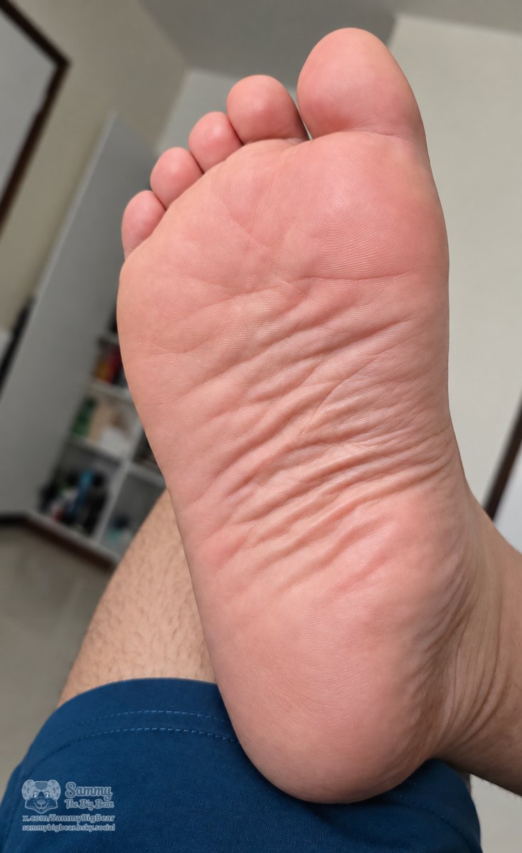 SammyBigBear's tweet photo. One of the many perks of being my pet or simp, is you get to shower my feet with kisses whenever you want 😏

So go on, give Daddy's foot a good morning kiss 👣💋 https://t.co/rwZ02mWWbE