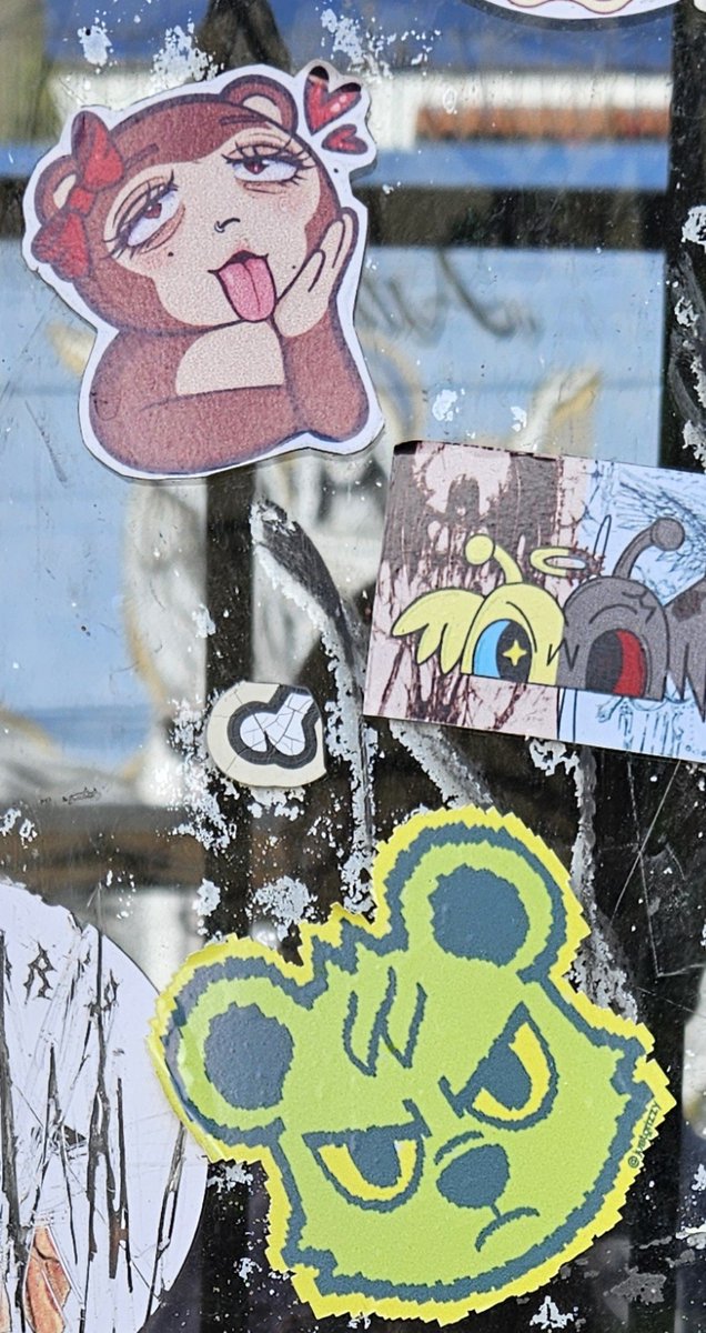 ferras396's tweet photo. Día 1 tomando foto de stickers qué encuentro en la calle
Hoy: Oso verde emputado y mona cachonda. https://t.co/hqAn5Saj23