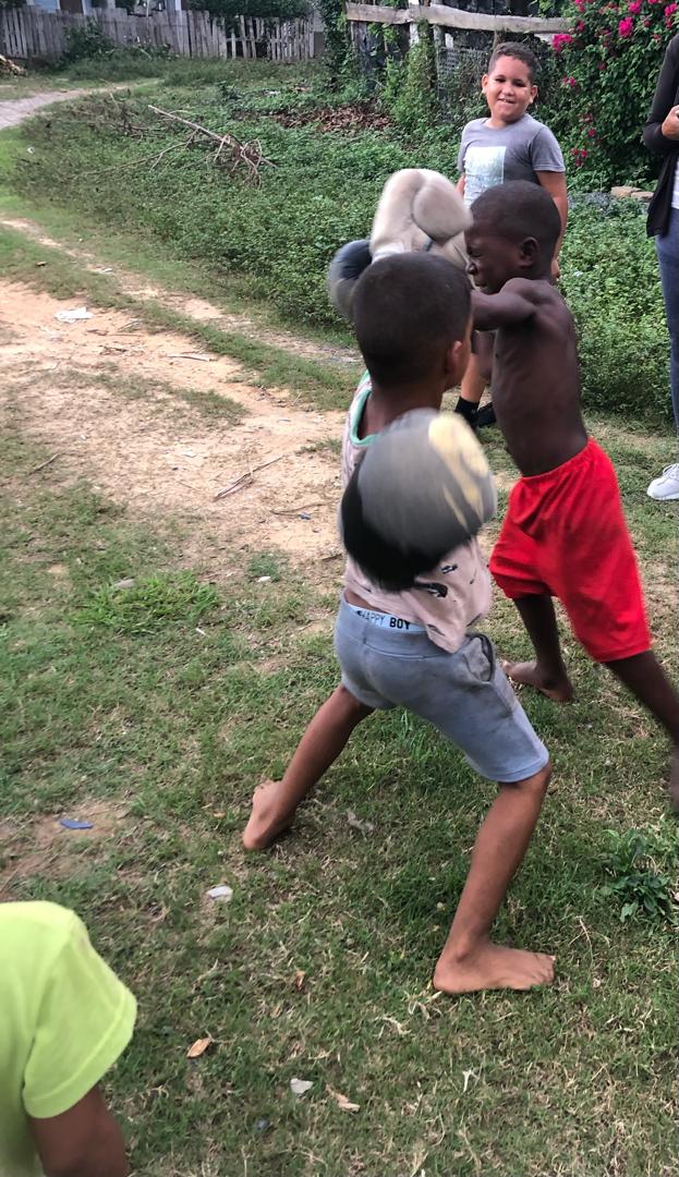 GuaneInder's tweet photo. #InderGuane 
Tarde de boxeo en el Asentamiento con la profesora de #RecreaciónSana Madelaine Izquierdo. https://t.co/jI9KVFM5Bv