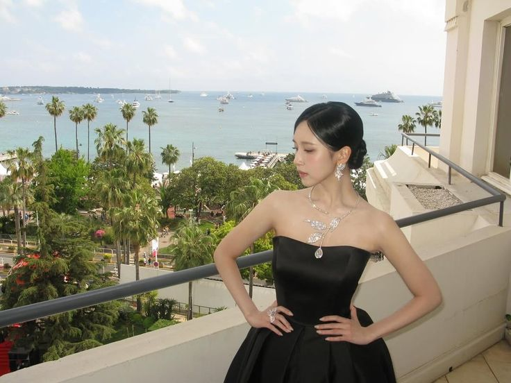 twicemyoi's tweet photo. Years later, she became the editor-in-chief of a renowned European fashion magazine, known for her refined taste, meticulous standards, and ability to turn fashion into meaningful storytelling. https://t.co/wXKWCRqol5