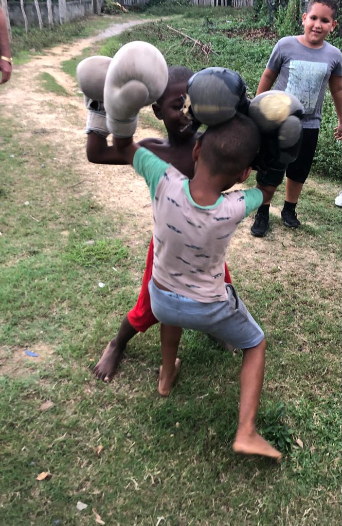 GuaneInder's tweet photo. #InderGuane 
Tarde de boxeo en el Asentamiento con la profesora de #RecreaciónSana Madelaine Izquierdo. https://t.co/jI9KVFM5Bv