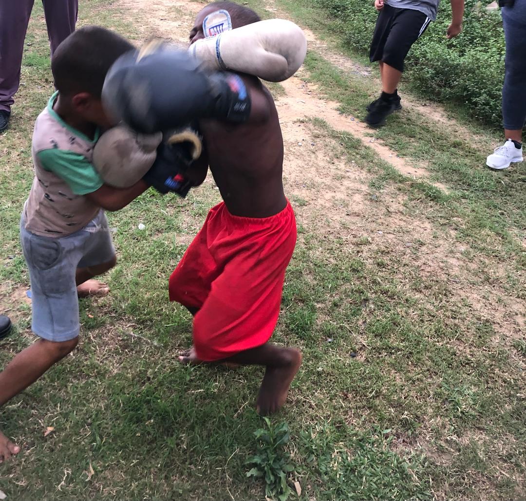 GuaneInder's tweet photo. #InderGuane 
Tarde de boxeo en el Asentamiento con la profesora de #RecreaciónSana Madelaine Izquierdo. https://t.co/jI9KVFM5Bv