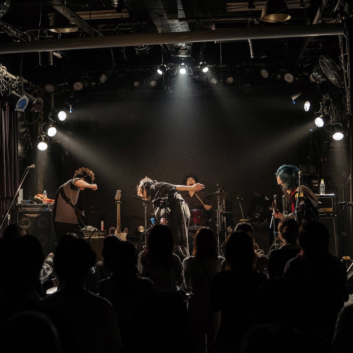 Ubass39's tweet photo. 9/26(土) LIVEWIMPS

セツナネンザとして出演しました！！

Official Fan Club Tour 2026
"ユーリンチー"のグッズを添えて…🪬

photo : @pho_shi 
#LIVEWIMPS https://t.co/JPeUJ0BTc4