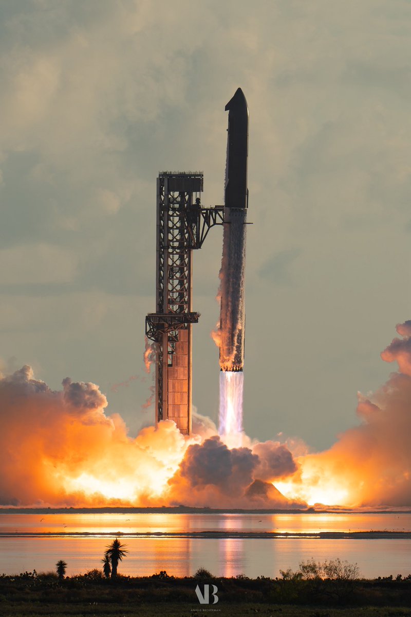 gatewaytomarz's tweet photo. This one might be my favorite to date. Speechless.

Starship as she began clearing the tower today before her orbital debut. 

📷: Sony A7RV
Lens: Sony 200-600mm G https://t.co/SAm5y7EoEp