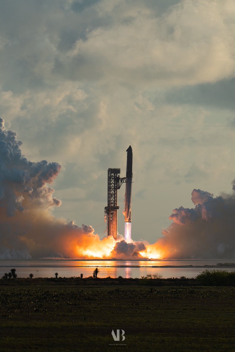 gatewaytomarz's tweet photo. This one might be my favorite to date. Speechless.

Starship as she began clearing the tower today before her orbital debut. 

📷: Sony A7RV
Lens: Sony 200-600mm G https://t.co/SAm5y7EoEp