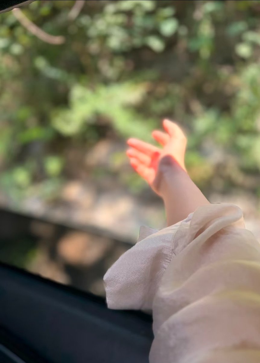 vanydung's tweet photo. Vậy là đã đến ngày thứ 3 mà Mỹ mong chờ mãi 🥺 Cố lên bận nốt hôm nay rồi mình sẽ bận cái khác 🤣

Vẫn biết hôm nay là một ngày uể oải khoai chuối vì đã tắt năng lượng đầu tuần mà cuối tuần thì vẫn còn quá xa 😭 Nhưng thui cùng nhau dắt tay nhau mà cố lên vậy 😘

Mỹ yêu tất cả mọi người 🥰