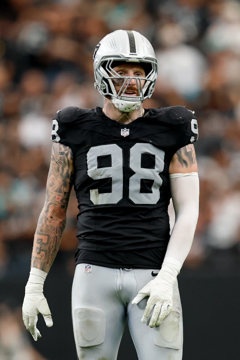 Underdog's tweet photo. Maxx Crosby this season, per @PFF

17 pressures (5th)
11 hurries (T-4th)
4 QB hits (T-6th)

The healthiest man of all-time to not pass a physical. https://t.co/jb68MExKU1