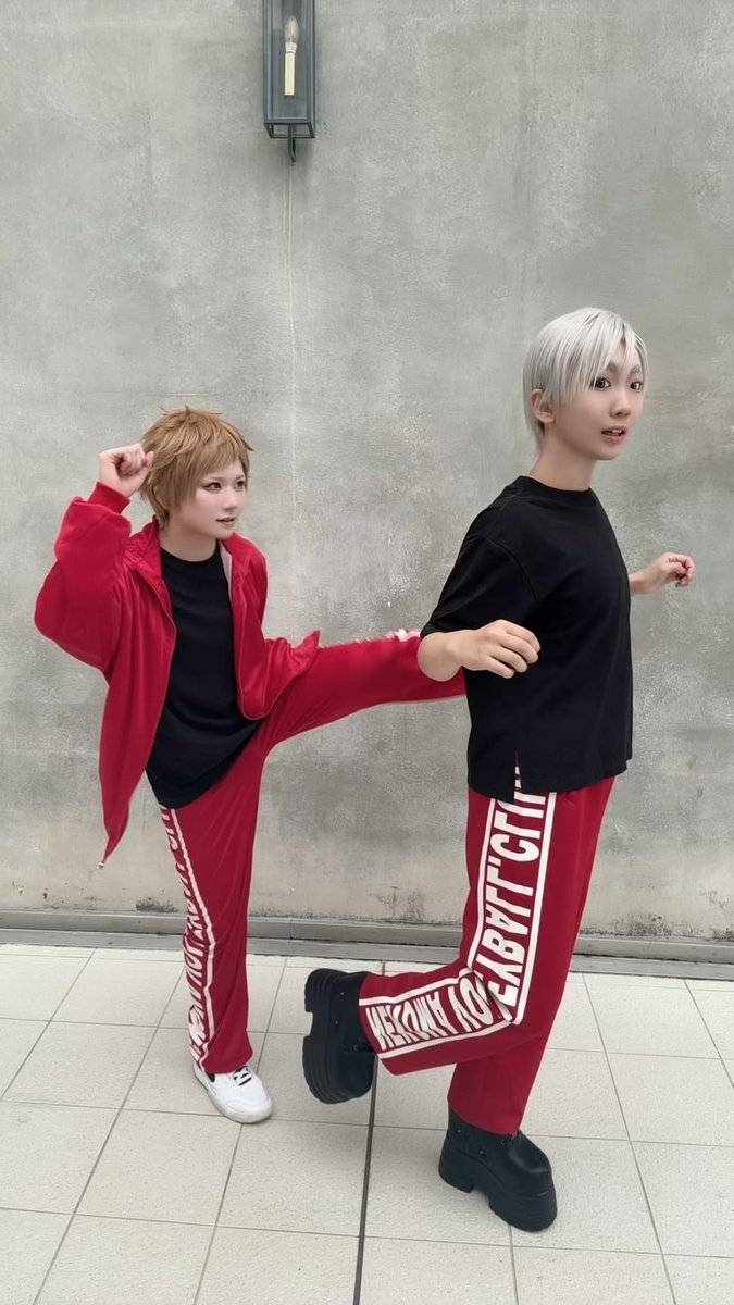 ritsumaru_2525's tweet photo. cos / ハイキュー!!
⠀
⠀◸ 夜久さんに回し蹴りされるリエーフ◿
⠀
夜久衛輔 × 灰羽リエーフ
︙
やっくん▶︎ りつまる(@ritsumaru_2525)
リエーフ▶︎ ふらぺ*ち~の(@frappe_chhino)
⠀
 #ハイキューコスプレ 
 #haikyucosplay 
 #hqcosply 
 #夜久衛輔コスプレ
 #灰羽リエーフコスプレ https://t.co/E04uKIn5uN