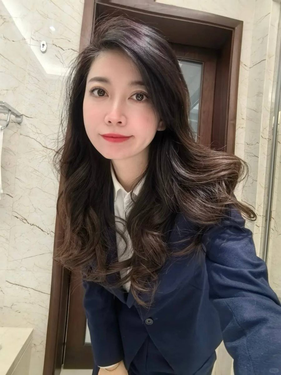 WilliamWrirvbf's tweet photo. 新人报道，请多关照
35+体制内银行打工人 已婚微寡，这是我第一次在x发正面自拍，真心希望能收获欣赏与认可

有跟我一样刚翻墙出来的朋友吗？交个朋友 （是本人！不是别人！） https://t.co/xUTJr5we6C