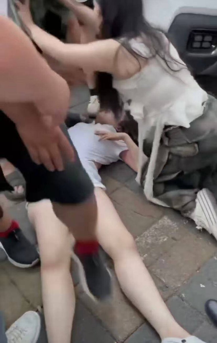 lyu3721's tweet photo. 中国一女子拒绝任何男性对自己的闺蜜实施急救，导致闺蜜死亡。 https://t.co/Jib80vJmQT