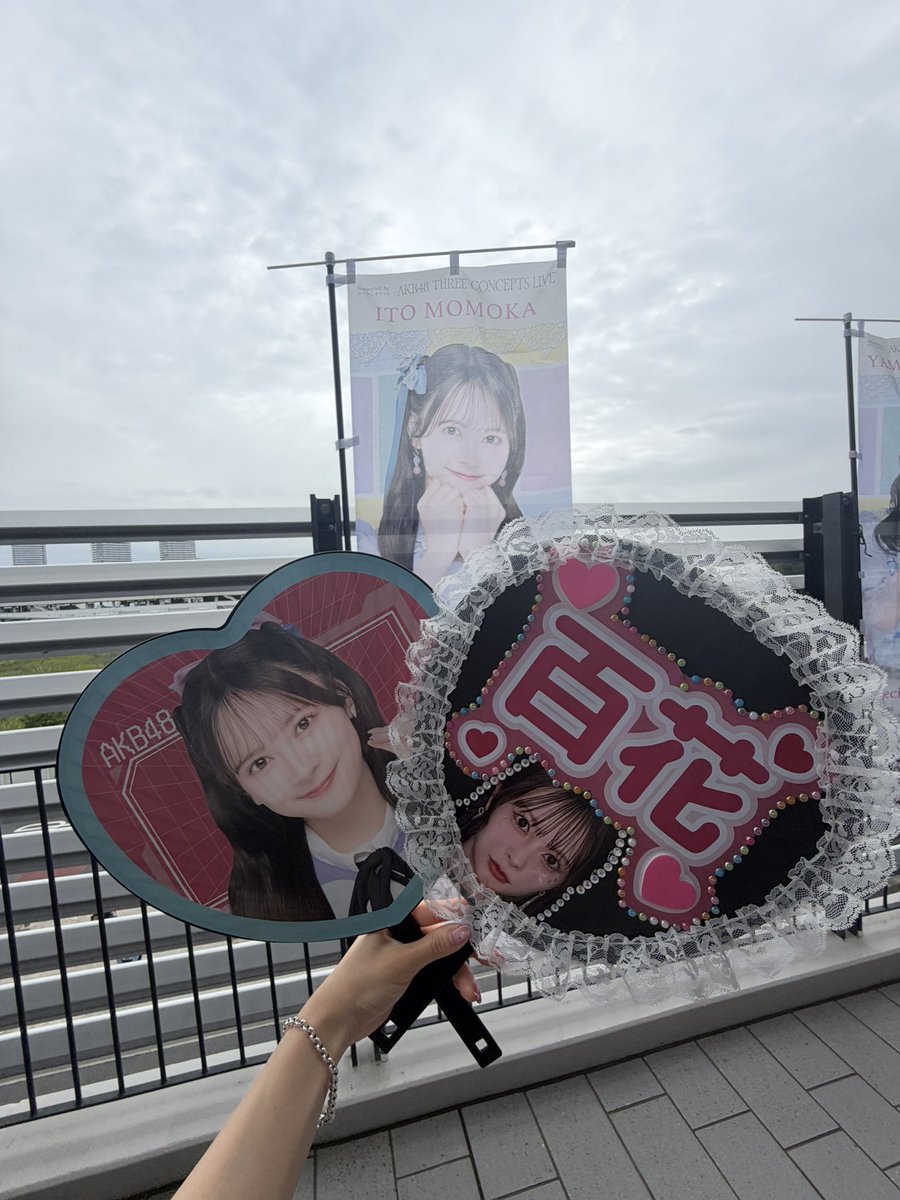 moay_channn's tweet photo. 改めて本当に素敵なコンサートだったなあ💭💖AKBの曲の多さとメンバーの多さを存分に活かしててAKBらしくて凄く好きでした🩵
111曲の余韻に浸れるの感謝すぎる✨✨
このコンサート通して出会いもまた増えてすごく濃い二日間を過ごせました💭🤎
AKB48最高！！！
#AKBサンコンコン https://t.co/rBZRjDXJoG