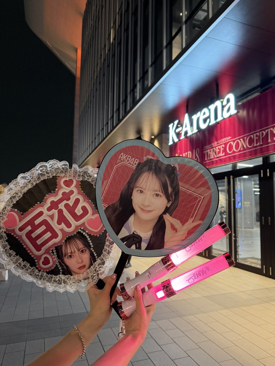 moay_channn's tweet photo. 改めて本当に素敵なコンサートだったなあ💭💖AKBの曲の多さとメンバーの多さを存分に活かしててAKBらしくて凄く好きでした🩵
111曲の余韻に浸れるの感謝すぎる✨✨
このコンサート通して出会いもまた増えてすごく濃い二日間を過ごせました💭🤎
AKB48最高！！！
#AKBサンコンコン https://t.co/rBZRjDXJoG