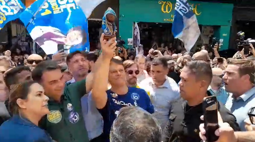 g1's tweet photo. Após polêmica sobre Nossa Senhora Aparecida, Flávio e Tarcísio levantam imagem da padroeira em ato em SP https://t.co/Xjjq4EMCu1 https://t.co/6mR8cs5eiq