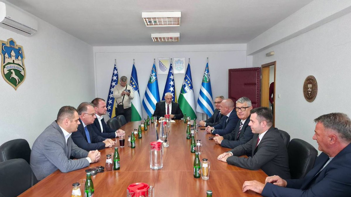 vladafederacije's tweet photo. ✅  Premijer @NiksicN u USK: Sistemska podrška Vlade Federacije BiH infrastrukturnim projektima

Više na 🔗 https://t.co/HgPzv8a4sY

#VladaFederacijeBiH #VladaFBiH #Premijer #Posjete #UnskoSanskiKanton #Krajina #USK #VelikaKladuša #Bihać #Infrastruktura #Projekti https://t.co/26gDpWnnn1