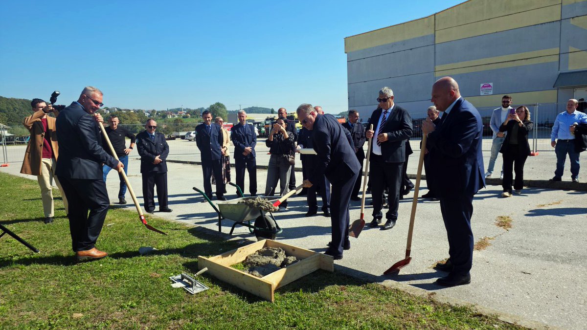 vladafederacije's tweet photo. ✅  Premijer @NiksicN u USK: Sistemska podrška Vlade Federacije BiH infrastrukturnim projektima

Više na 🔗 https://t.co/HgPzv8a4sY

#VladaFederacijeBiH #VladaFBiH #Premijer #Posjete #UnskoSanskiKanton #Krajina #USK #VelikaKladuša #Bihać #Infrastruktura #Projekti https://t.co/26gDpWnnn1