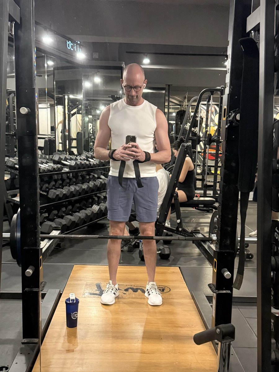 eleydanster's tweet photo. Still not enough muscle… but I’m working on it. https://t.co/NSX1N5fYe9