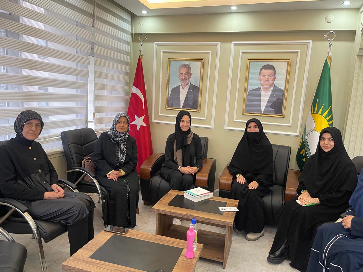 fatmaozhan7298's tweet photo. Güçlü aile, güçlü toplum demektir!

GİK üyemiz Sn. Zehra Çiftçi ile birlikte Aile Platformu Başkanı Sn. Büşra Atmaca ve ekibini İl Başkanlığımızda konuk ettik. Aile yapımızı korumak için atılan her adımın destekçisiyiz. 

Nazik ziyaretleri için teşekkür ediyorum. https://t.co/LwUbPi01qq