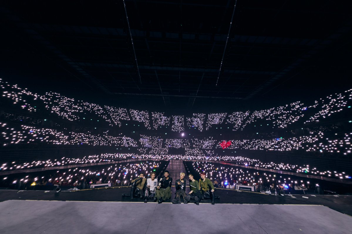 around_ent's tweet photo. น้ำตาล้นฮอลล์! ATLAS พาเอลิสทะยานสู่ “RISING UP CONCERT” สาดความทรงจำ เสิร์ฟทุกความสุขตลอดค่ำคืน

#ATLASRisingUpConcert #ATLASth #ATLAS_th

อ่านข่าวเพิ่มเติม
📍https://t.co/2nFvTY6PQb

สำหรับโชว์ครั้งนี้ ATLAS ขนเพลงมาจัดเต็มแทบทุกช่วงของเส้นทาง ตั้งแต่เพลงเดบิวต์จนถึงผลงานล่าสุด นอกจากนี้ยังมีการ DUO กันของ เจ็ท-ภูมิ, เออร์วิน-แทด และจูเนียร์-ไนซ์ ก่อนเข้าสู่ช่วงท้ายของคอนเสิร์ตและ Encore ซึ่งสะท้อนการออกแบบโชว์ให้สมาชิกทั้งวงมีพื้นที่ในการแสดงตัวตนอย่างชัดเจน เรียกได้ว่า “ATLAS : RISING UP CONCERT” ไม่ได้มีเพียงความอลังการของโปรดักชันและโชว์เต็มรูปแบบเท่านั้น แต่ยังเป็นค่ำคืนที่รวมทั้ง ความสำเร็จ ความผูกพัน ความคิดถึง และการกลับมาของคนสำคัญ เอาไว้บนเวทีเดียวกัน คอนเสิร์ตในครั้งนี้ถือเป็นอีกก้าวที่สำคัญ และเป็นบทพิสูจน์ว่าตลอดระยะเวลาที่ผ่านมา ATLAS ได้เติบโตมาพร้อมกับเอลิสที่คอยเคียงข้างพวกเค้ามาโดยตลอด