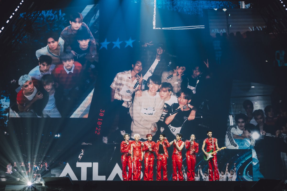 around_ent's tweet photo. น้ำตาล้นฮอลล์! ATLAS พาเอลิสทะยานสู่ “RISING UP CONCERT” สาดความทรงจำ เสิร์ฟทุกความสุขตลอดค่ำคืน

#ATLASRisingUpConcert #ATLASth #ATLAS_th

อ่านข่าวเพิ่มเติม
📍https://t.co/2nFvTY6PQb

สำหรับโชว์ครั้งนี้ ATLAS ขนเพลงมาจัดเต็มแทบทุกช่วงของเส้นทาง ตั้งแต่เพลงเดบิวต์จนถึงผลงานล่าสุด นอกจากนี้ยังมีการ DUO กันของ เจ็ท-ภูมิ, เออร์วิน-แทด และจูเนียร์-ไนซ์ ก่อนเข้าสู่ช่วงท้ายของคอนเสิร์ตและ Encore ซึ่งสะท้อนการออกแบบโชว์ให้สมาชิกทั้งวงมีพื้นที่ในการแสดงตัวตนอย่างชัดเจน เรียกได้ว่า “ATLAS : RISING UP CONCERT” ไม่ได้มีเพียงความอลังการของโปรดักชันและโชว์เต็มรูปแบบเท่านั้น แต่ยังเป็นค่ำคืนที่รวมทั้ง ความสำเร็จ ความผูกพัน ความคิดถึง และการกลับมาของคนสำคัญ เอาไว้บนเวทีเดียวกัน คอนเสิร์ตในครั้งนี้ถือเป็นอีกก้าวที่สำคัญ และเป็นบทพิสูจน์ว่าตลอดระยะเวลาที่ผ่านมา ATLAS ได้เติบโตมาพร้อมกับเอลิสที่คอยเคียงข้างพวกเค้ามาโดยตลอด