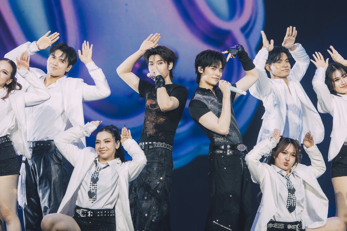 around_ent's tweet photo. น้ำตาล้นฮอลล์! ATLAS พาเอลิสทะยานสู่ “RISING UP CONCERT” สาดความทรงจำ เสิร์ฟทุกความสุขตลอดค่ำคืน

#ATLASRisingUpConcert #ATLASth #ATLAS_th

อ่านข่าวเพิ่มเติม
📍https://t.co/2nFvTY6PQb

สำหรับโชว์ครั้งนี้ ATLAS ขนเพลงมาจัดเต็มแทบทุกช่วงของเส้นทาง ตั้งแต่เพลงเดบิวต์จนถึงผลงานล่าสุด นอกจากนี้ยังมีการ DUO กันของ เจ็ท-ภูมิ, เออร์วิน-แทด และจูเนียร์-ไนซ์ ก่อนเข้าสู่ช่วงท้ายของคอนเสิร์ตและ Encore ซึ่งสะท้อนการออกแบบโชว์ให้สมาชิกทั้งวงมีพื้นที่ในการแสดงตัวตนอย่างชัดเจน เรียกได้ว่า “ATLAS : RISING UP CONCERT” ไม่ได้มีเพียงความอลังการของโปรดักชันและโชว์เต็มรูปแบบเท่านั้น แต่ยังเป็นค่ำคืนที่รวมทั้ง ความสำเร็จ ความผูกพัน ความคิดถึง และการกลับมาของคนสำคัญ เอาไว้บนเวทีเดียวกัน คอนเสิร์ตในครั้งนี้ถือเป็นอีกก้าวที่สำคัญ และเป็นบทพิสูจน์ว่าตลอดระยะเวลาที่ผ่านมา ATLAS ได้เติบโตมาพร้อมกับเอลิสที่คอยเคียงข้างพวกเค้ามาโดยตลอด