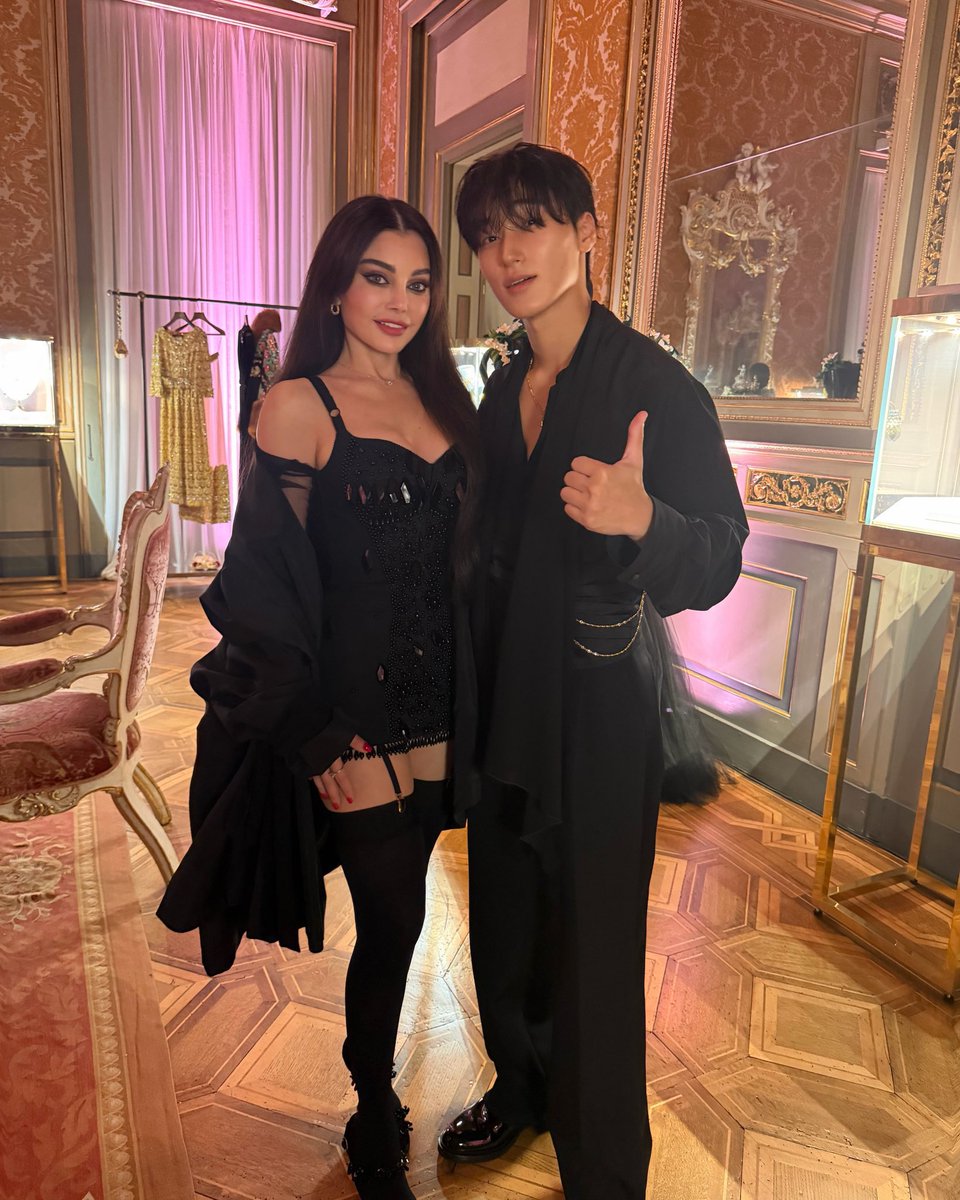 Incandescentsan's tweet photo. She swan, he swan https://t.co/jGgaQDllXT