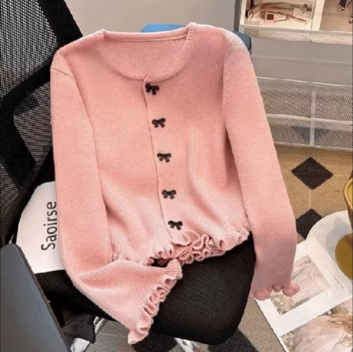 spillshopevd's tweet photo. nemu cardigan lucu under 100k, pilih satu warna aja susah 😭🎀🤍

Modelnya gemas, pilihannya banyak, tinggal sesuaikan sama warna outfit atau mood hari ini ✨

Yang suka outfit cute, cozy, dan gampang di-mix &amp; match, wajib intip 👀🛒
https://t.co/xlIXrQWxxr https://t.co/A3GpJE2WZL