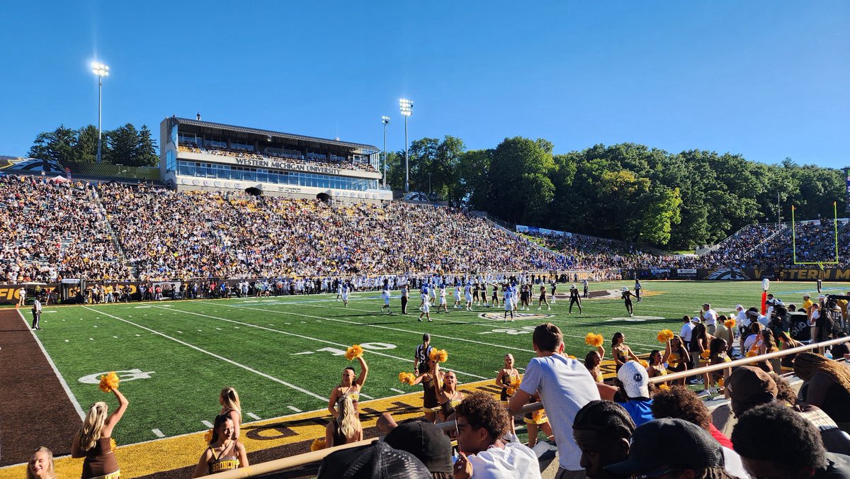 RobertRembertIV's tweet photo. Had A Great Time At @WMU_Football  Thank You for The Invite, great Coaching Staff Can’t  wait to be back!!
@Dre_Muhammad @CoachKPerk @RBCoachPaige @drew15martin @TractionAp @FwBruinsFB @J_bergan14 @JusinSchmidtFB https://t.co/kqcZu2pNiV