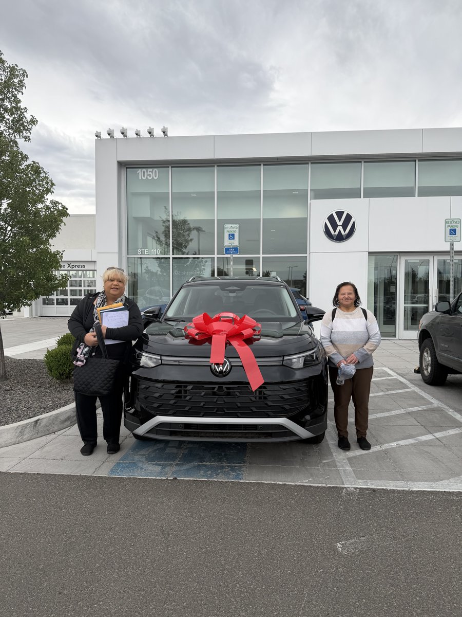 lithiavwreno's tweet photo. Fresh ride, fresh start, and a big smile to match. 😄🚗 #LithiaVWOfReno #HappyCustomer #RenoNV #NewCarFeeling https://t.co/I37JTfzI5y