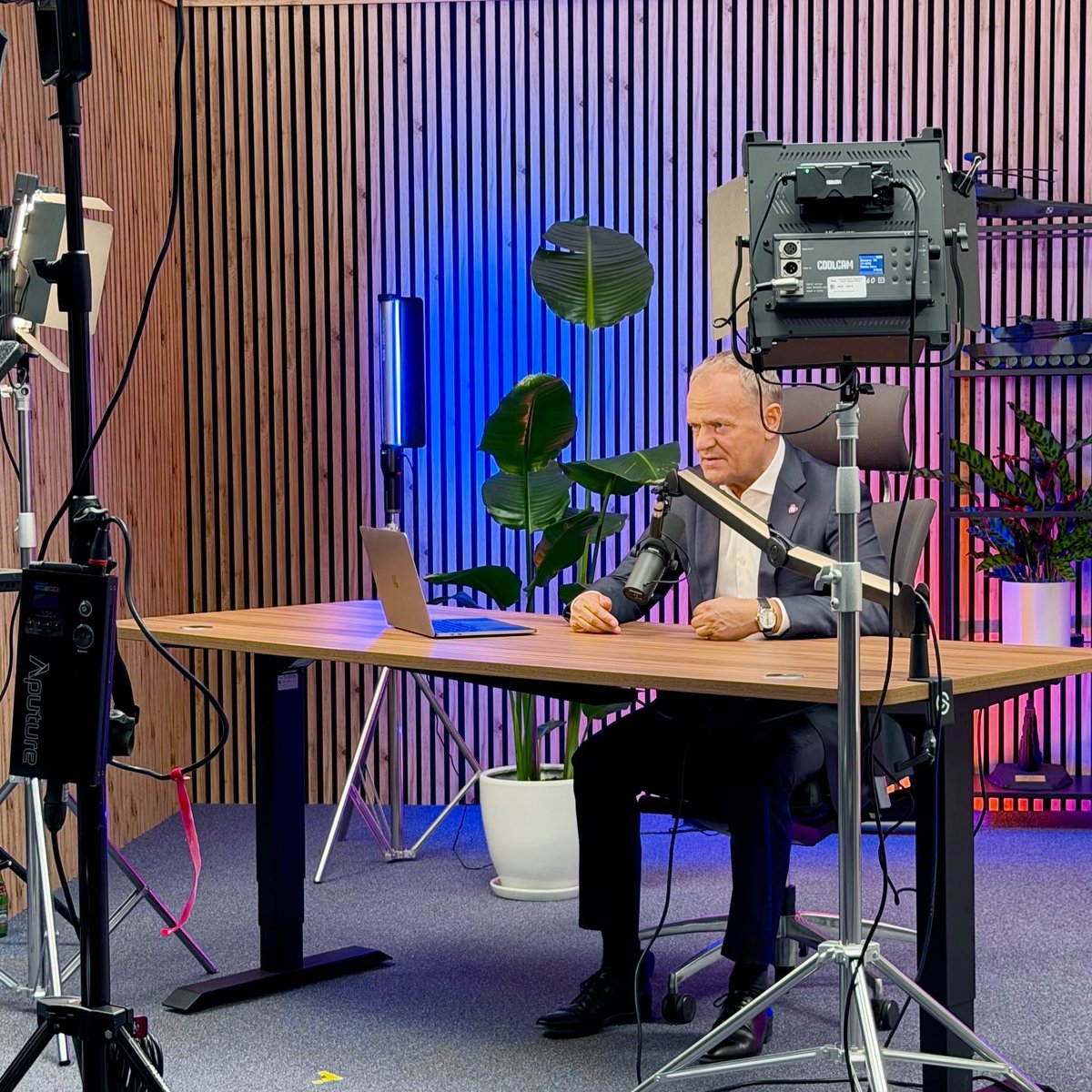 ProfesorPingwin's tweet photo. twój ulubiony youtuber z dzieciństwa w 2050 roku dalej nagrywający content dla nastolatków https://t.co/leMLMoQGHu