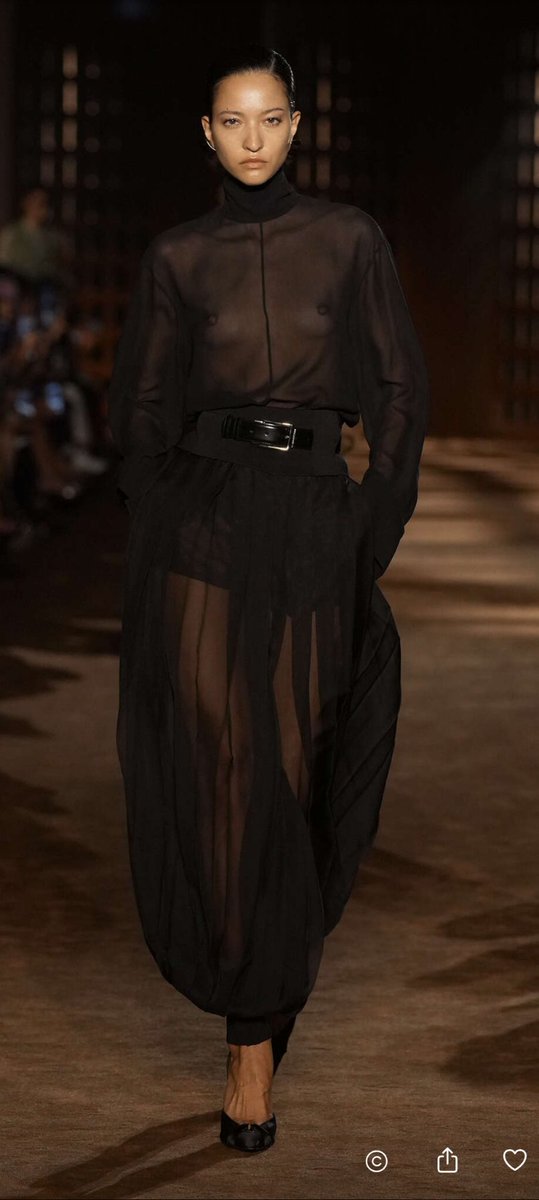 rrtechfashion's tweet photo. ferragamo ss 27| milan https://t.co/ZQh7B2GFPF
